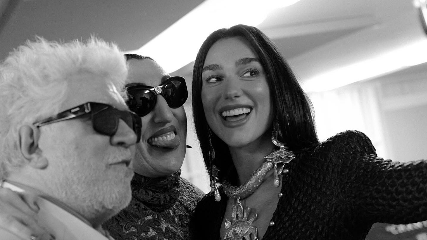 La felicitación de Dua Lipa a Pedro Almodóvar tras ganar el Premio Charles Chaplin y sus fotos de fiesta con Rossy de Palma