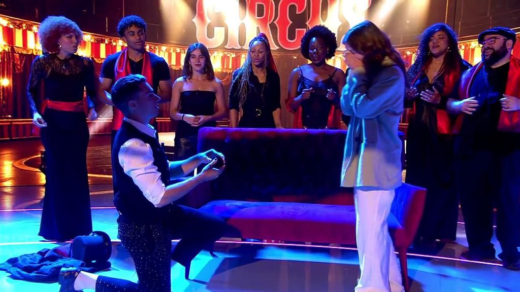 La increíble pedida de mano al estilo 'El gran showman' de un invitado a su pareja: "Hoy me libero de mi personaje"