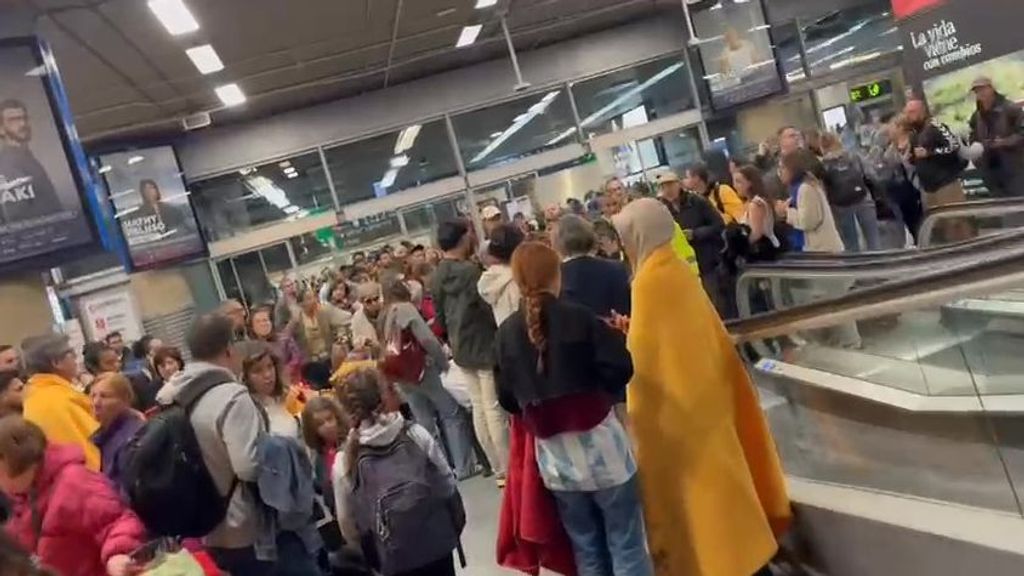 Largas colas y aglomeraciones en las oficinas de Atención al Cliente de Renfe en la estación de tren de Atocha en Madrid