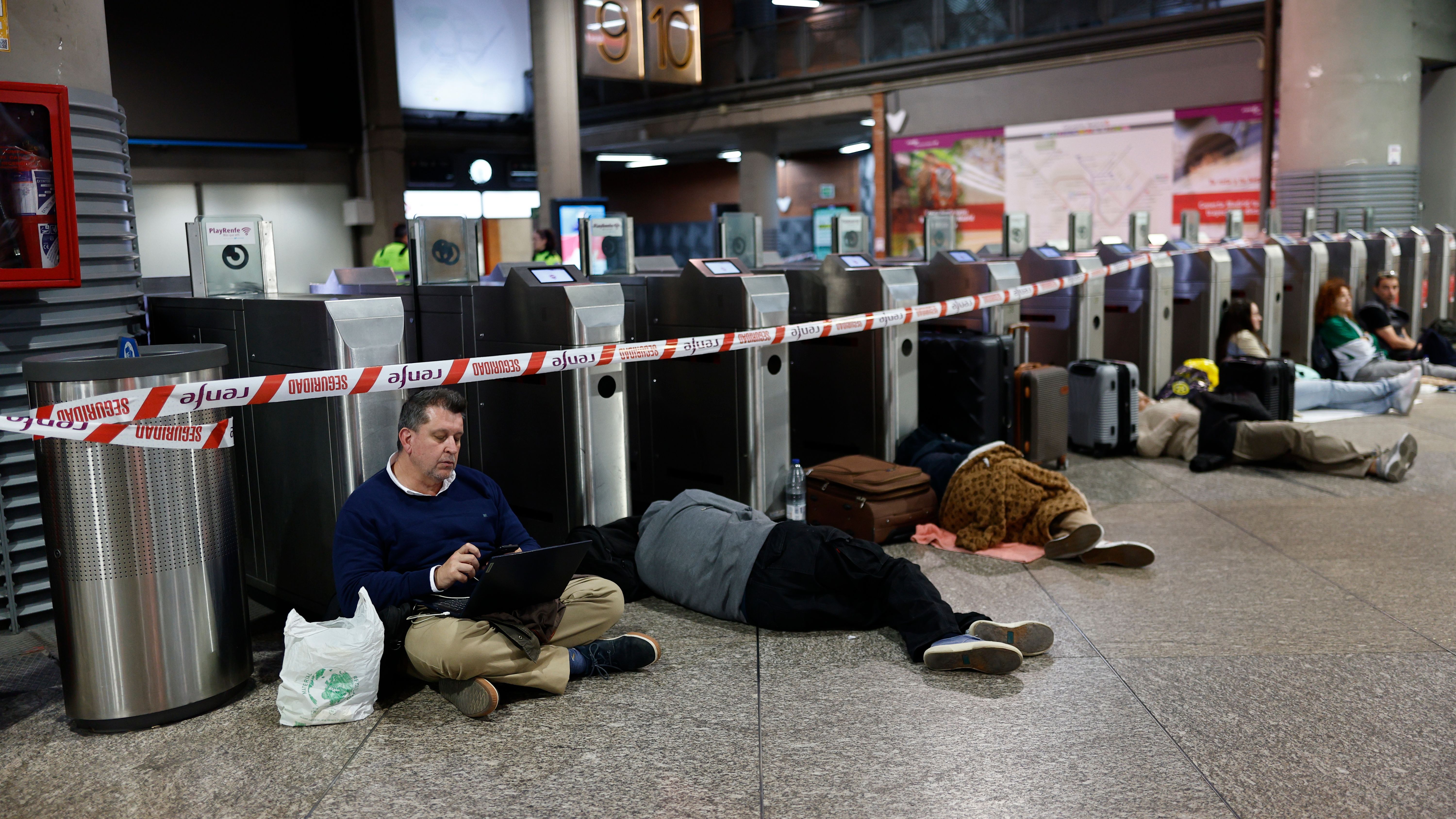 Las imágenes de los viajeros durmiendo en estaciones de tren