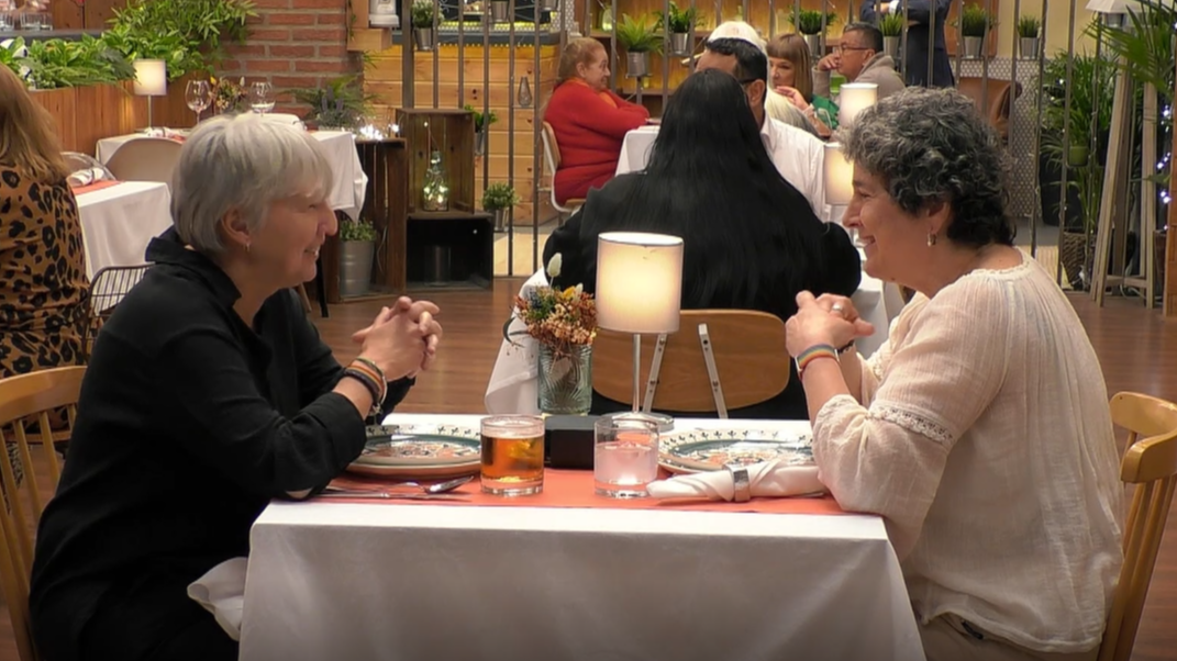 Las solteras esperando la cena en 'First Dates'