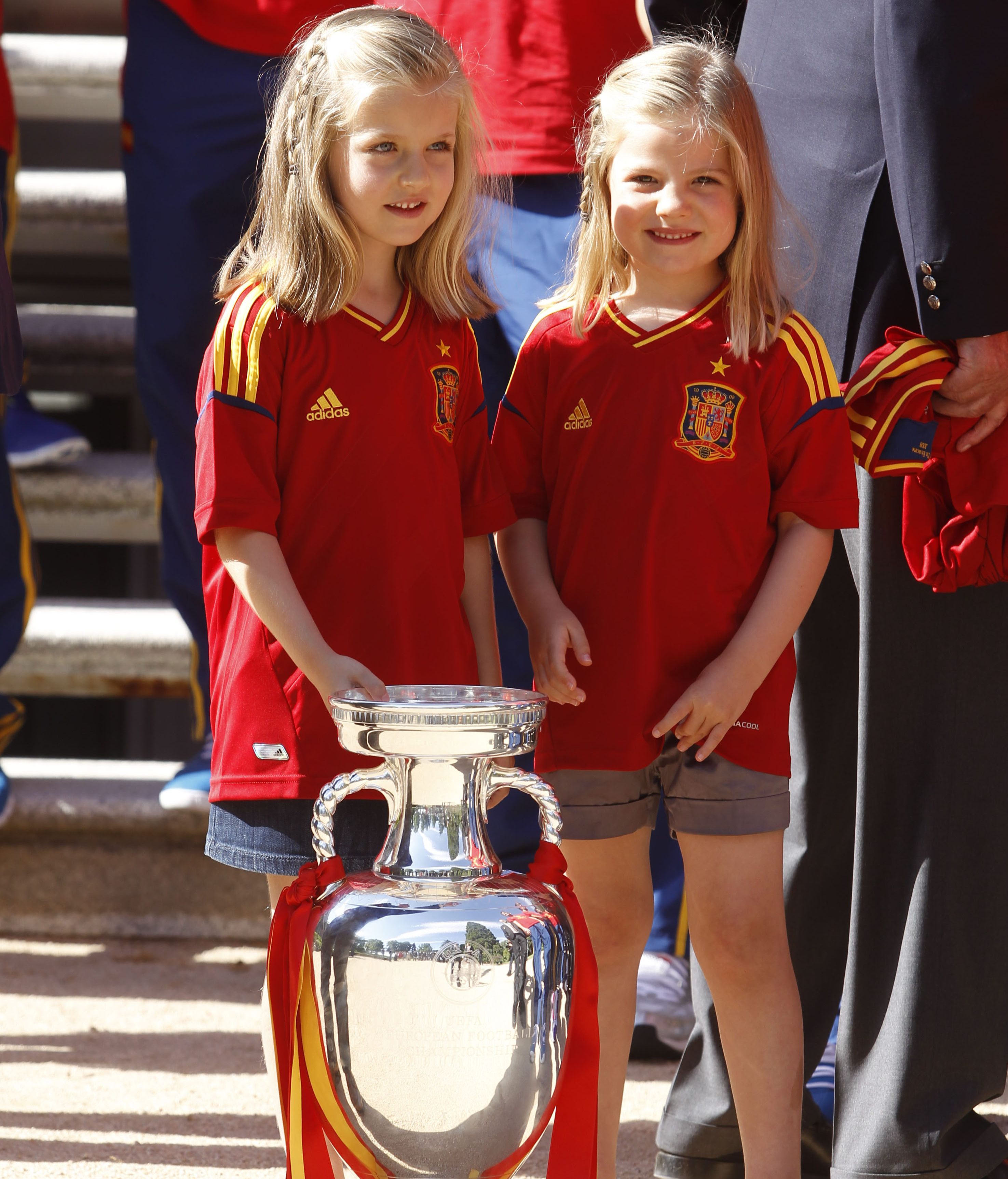 Leonor y Sofía con la Eurocopa, en 2012.
