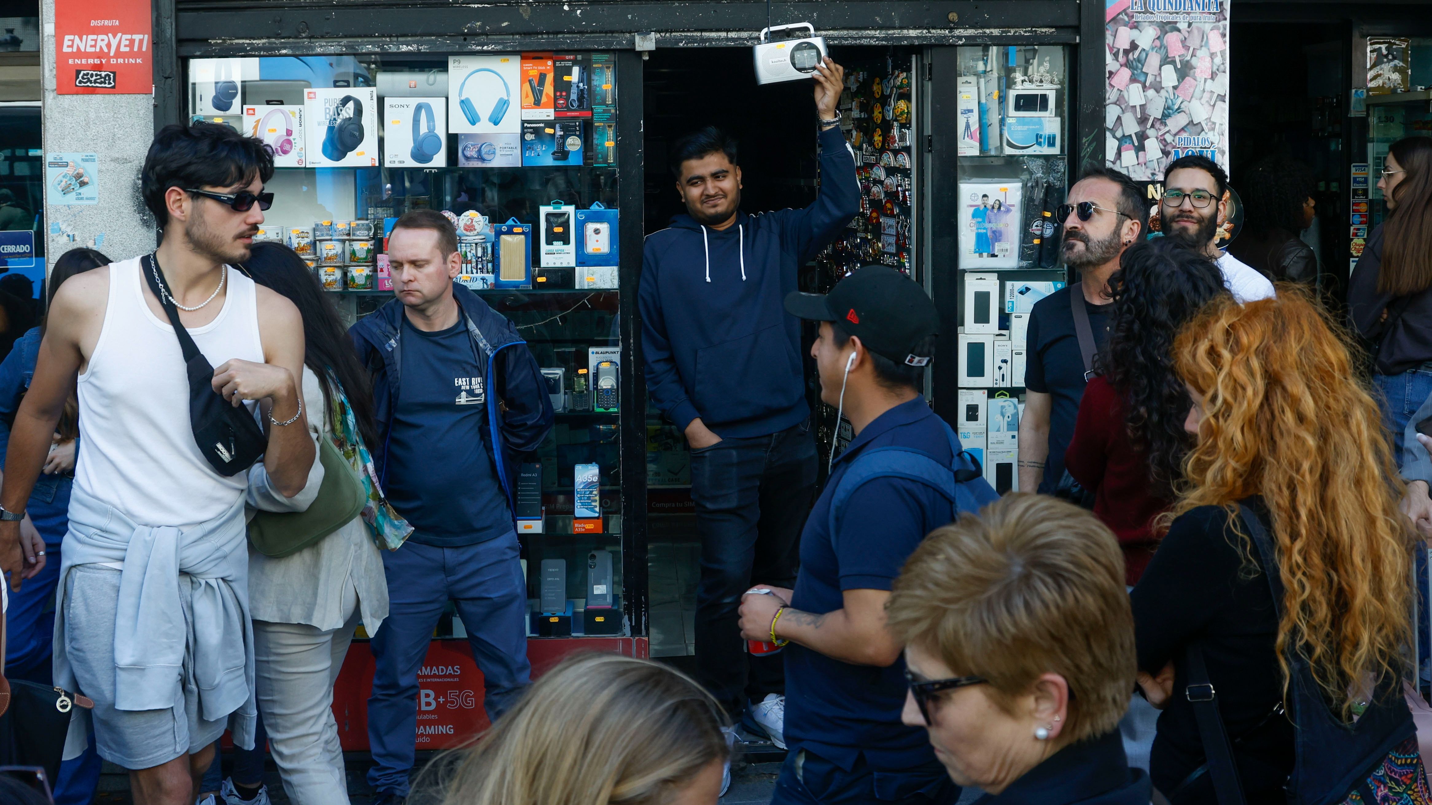 Lo más vendido durante el apagón: radios, linternas, pilas y hornillos de gas