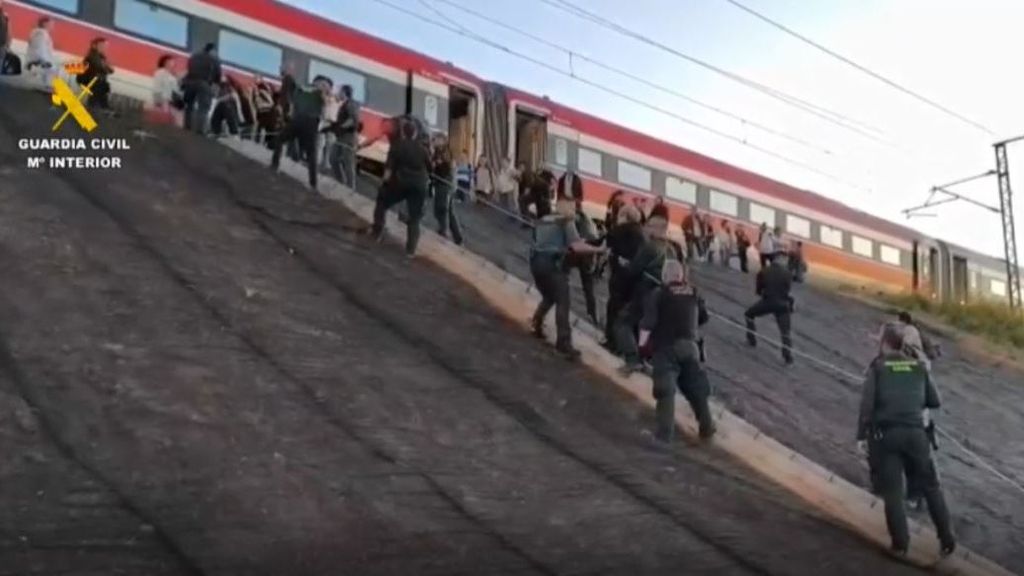 Los rescates del apagón: pasajeros varados en mitad de la nada y noches en pabellones