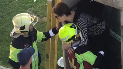 Momento en el que los bomberos sacan del elevador a la mujer atrapada en Bilbao.