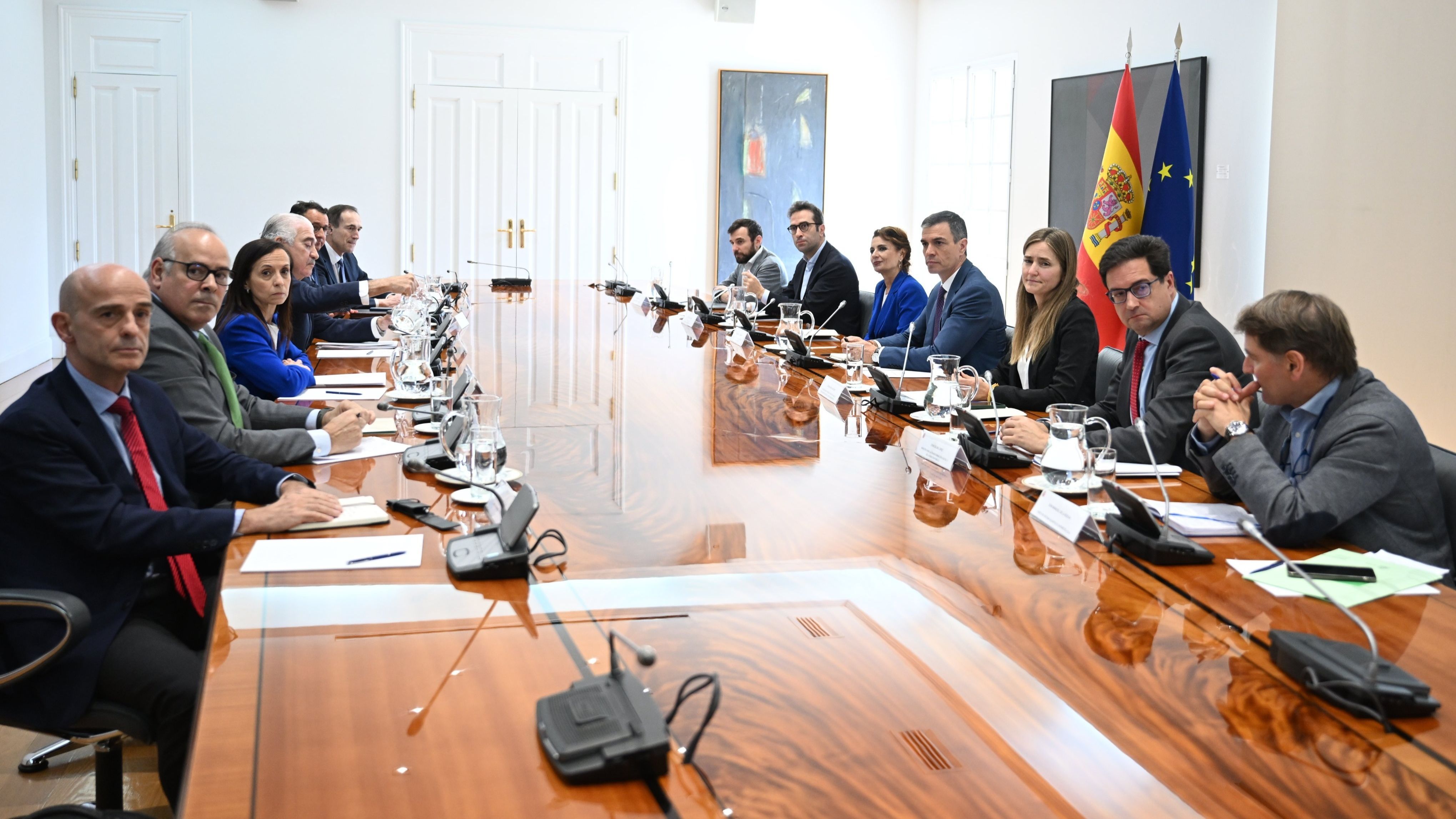 Pedro Sánchez pide colaboración a las compañías eléctricas