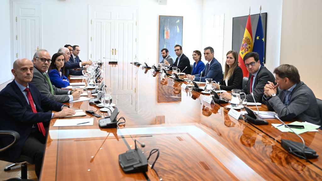 Pedro Sánchez pide colaboración a las compañías eléctricas