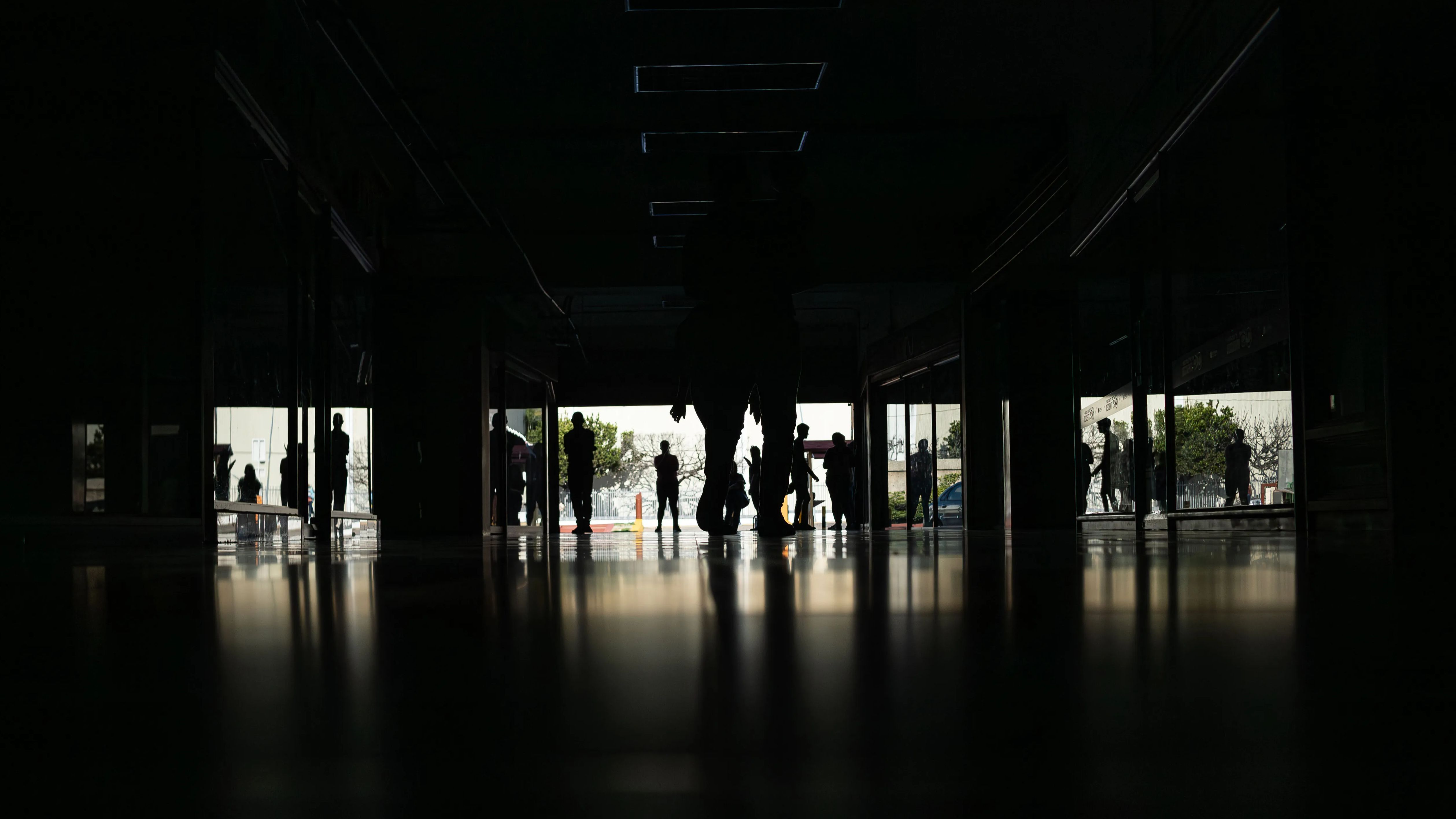 Personas caminan por el Centro comercial Ciudad Chinita con la mayoría de sus locales cerrados por falta de electricidad  en Maracaibo (Venezuela)