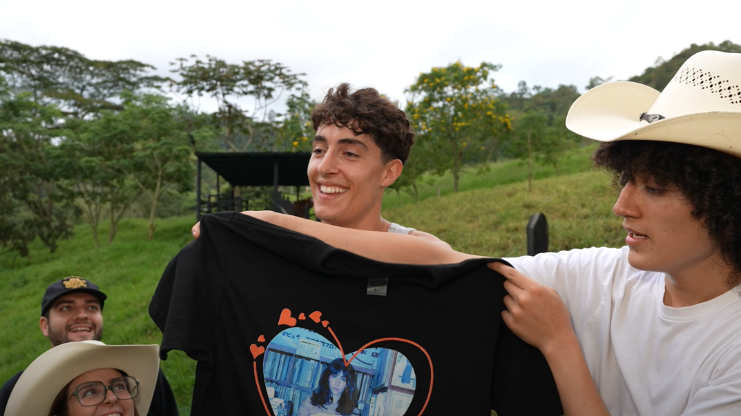 Plex recibe la camiseta con una fotografía de Aitana tras ganar su combate con El Borrego