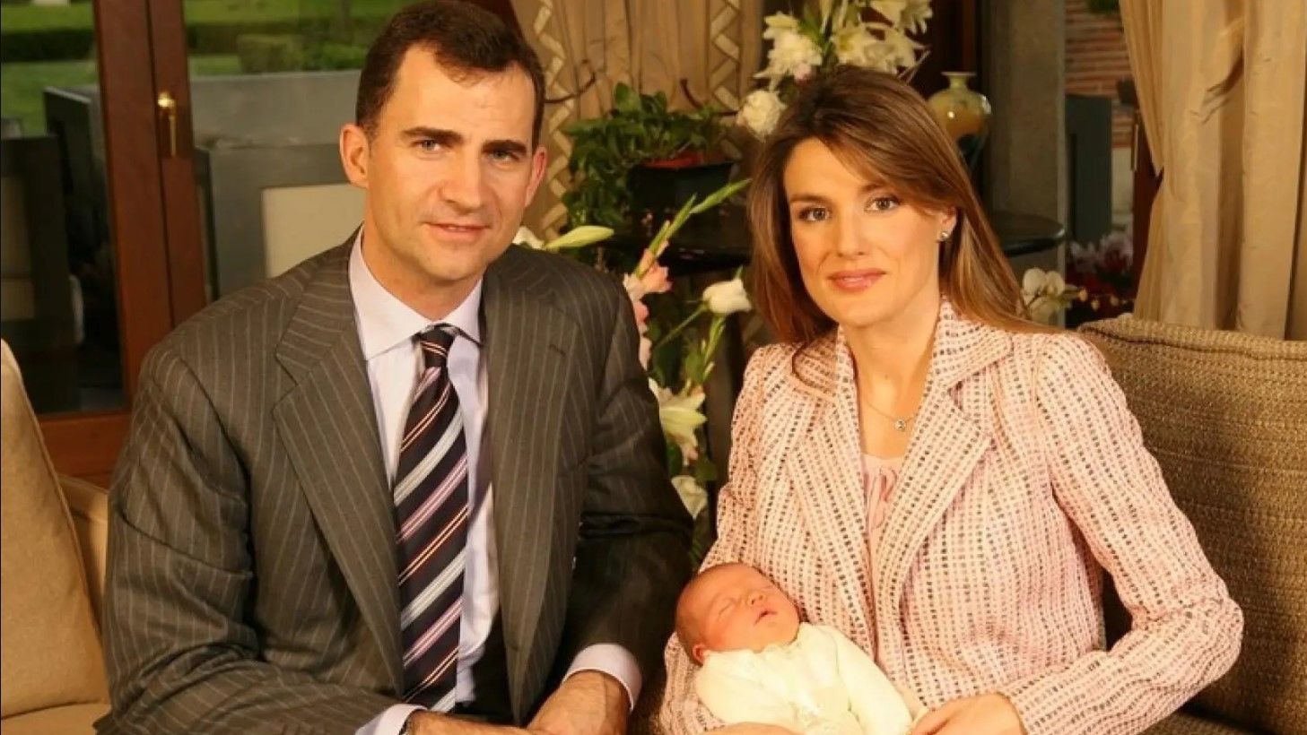 Primer posado de Felipe y Letizia con su hija Sofía.