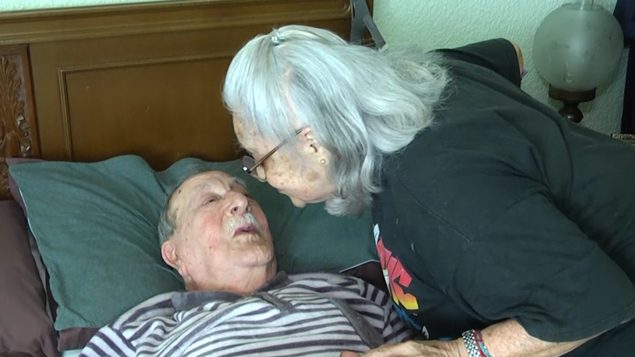 Raquel besa a su marido Enrique ya en la cama