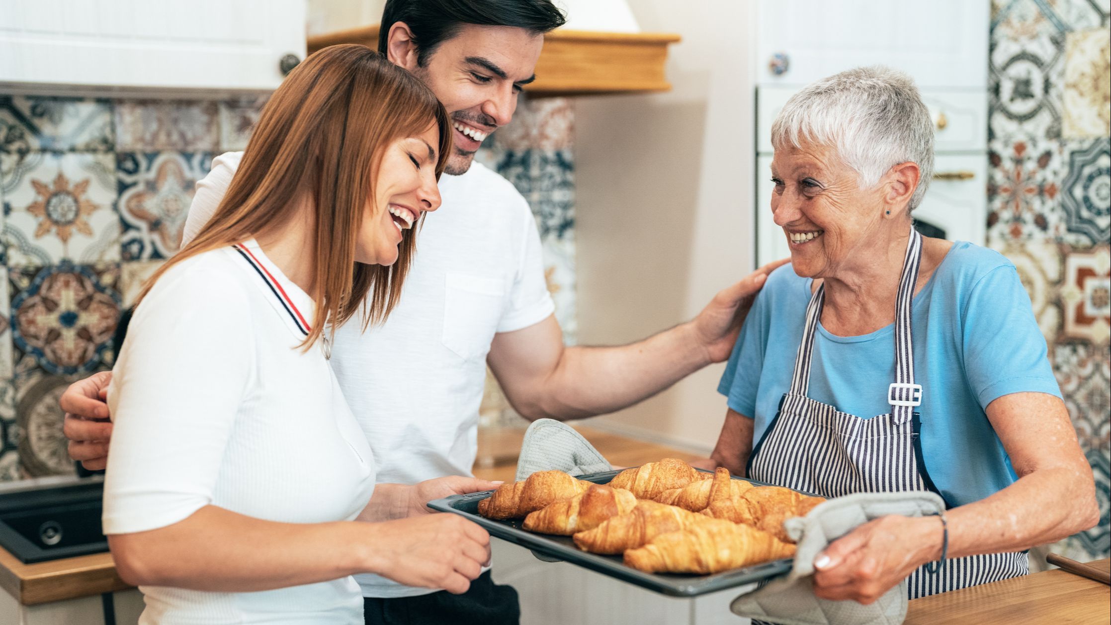 Según un estudio, las abuelas experimentan un alto grado de satisfacción al ofrecer comida en abundancia