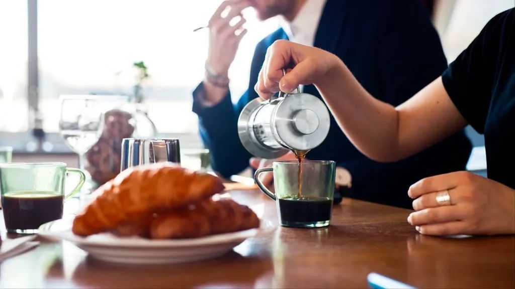 Tomando el café tras comer en la oficina