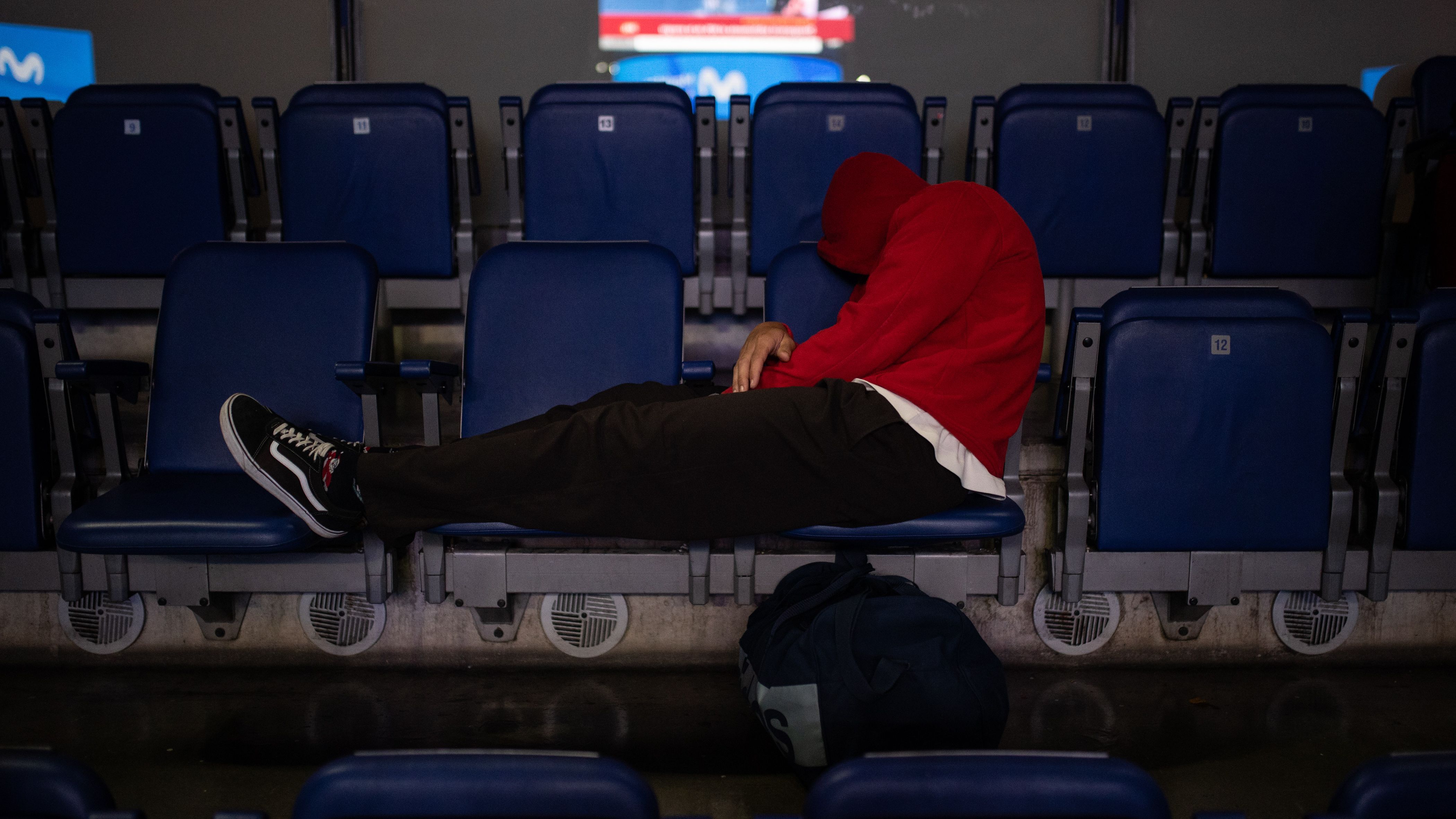Un centenar de viajeros durmieron en el Movistar Arena
