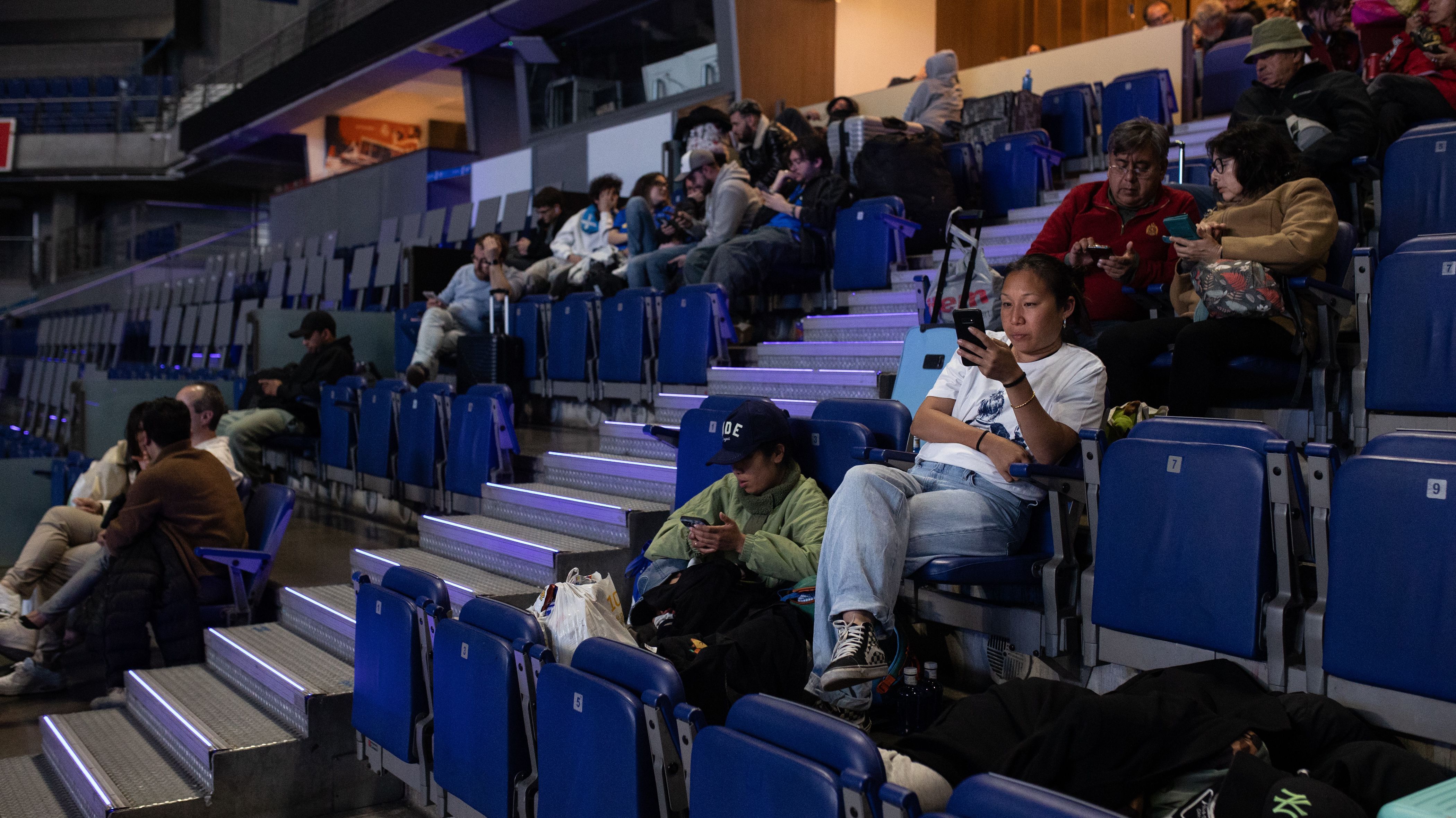 Un centenar de viajeros durmieron en el Movistar Arena