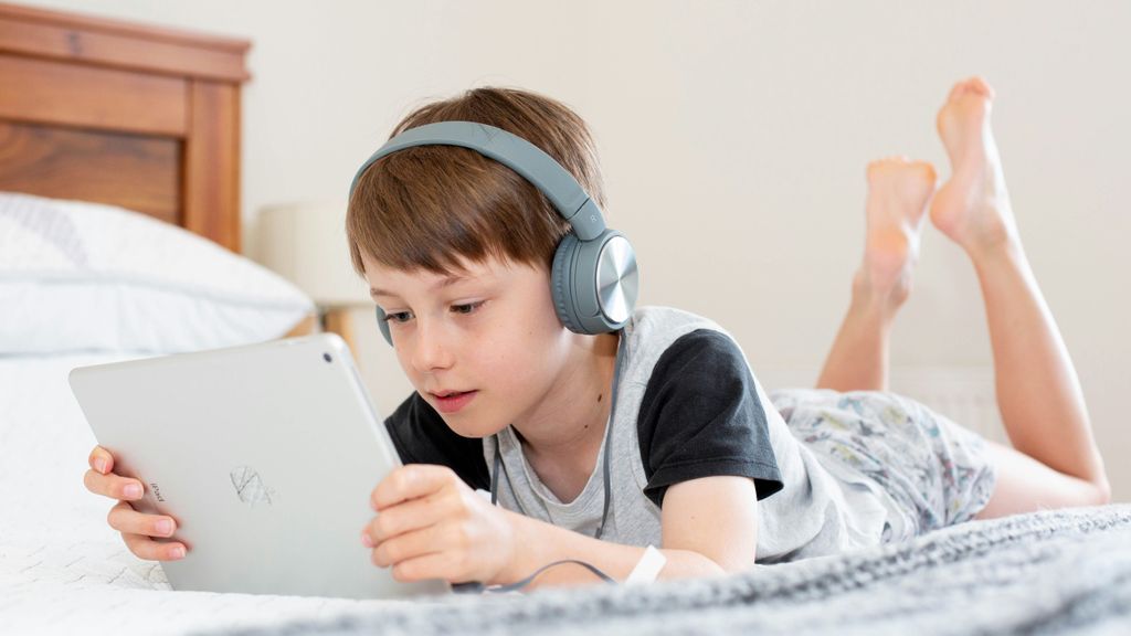 Un niño con cascos