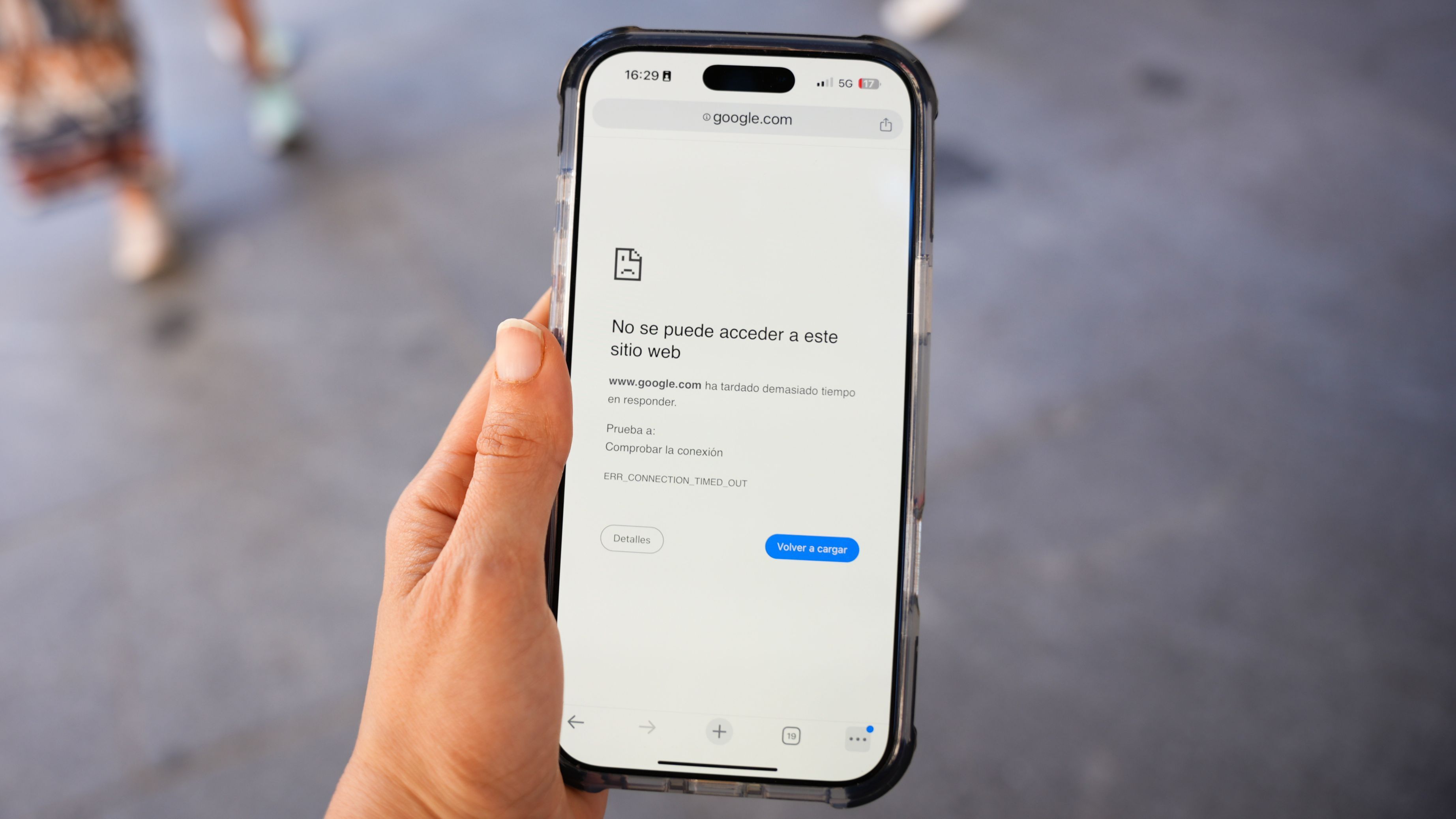 Un teléfono móvil sin señal durante el apagón de red eléctrica Un teléfono móvil sin señal durante el apagón de red eléctrica