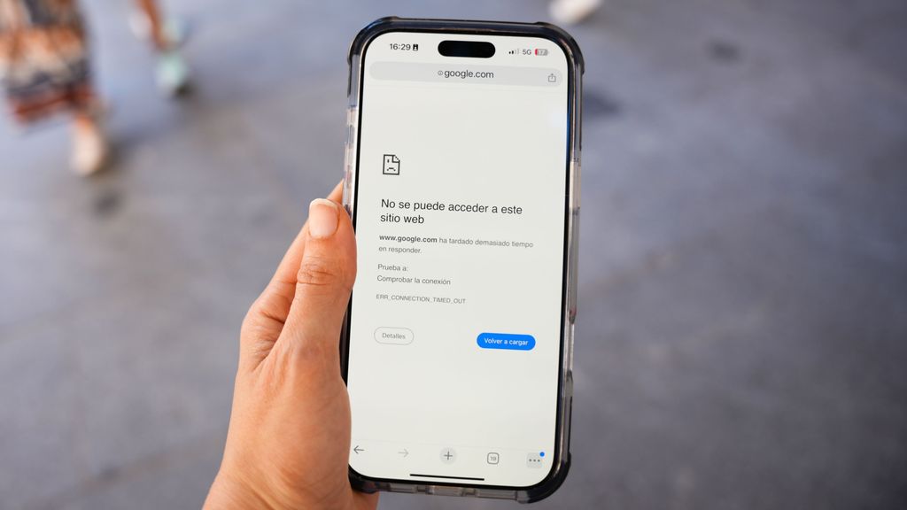 Un teléfono móvil sin señal durante el apagón de red eléctrica