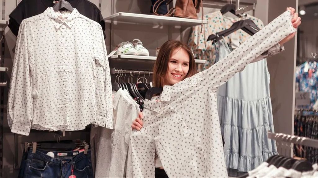 Una mujer probándose ropa