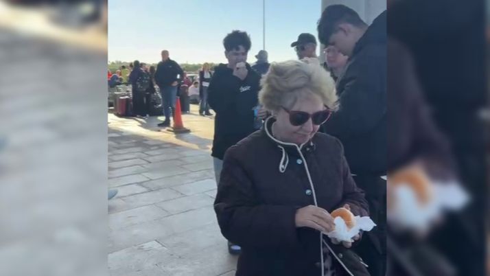 Una pasajera comiendo una pieza de fruta en la Estación Herrera - Puente Genil