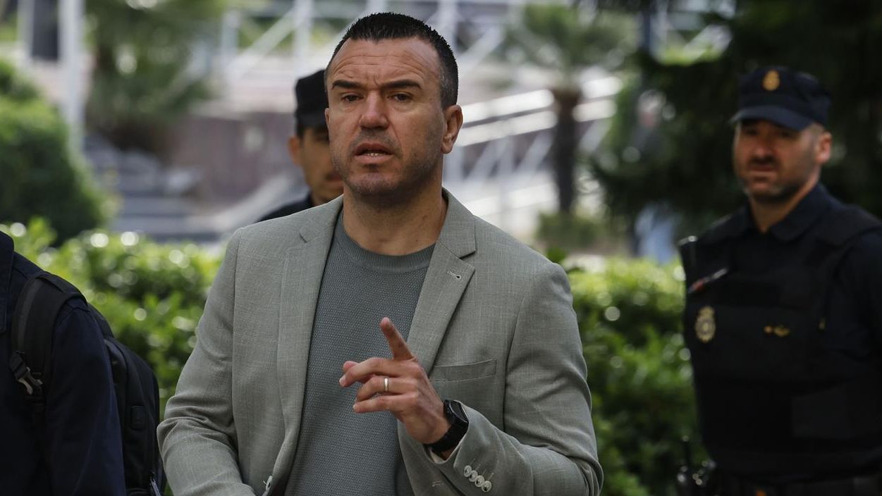 Vicente Mompó llegando al juzgado este martes