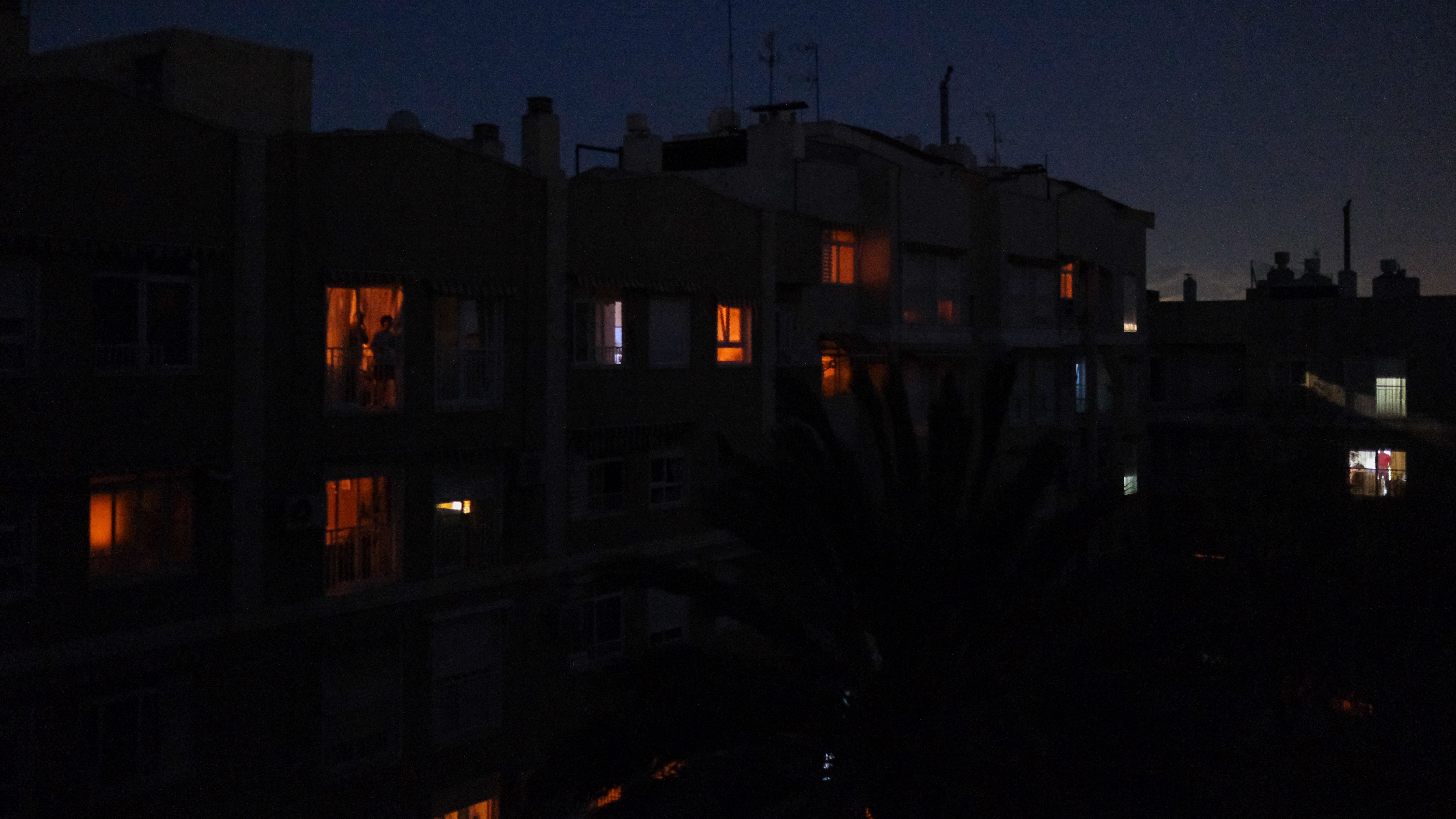 Vista de edificios de viviendas en Elche todavía sin luz.