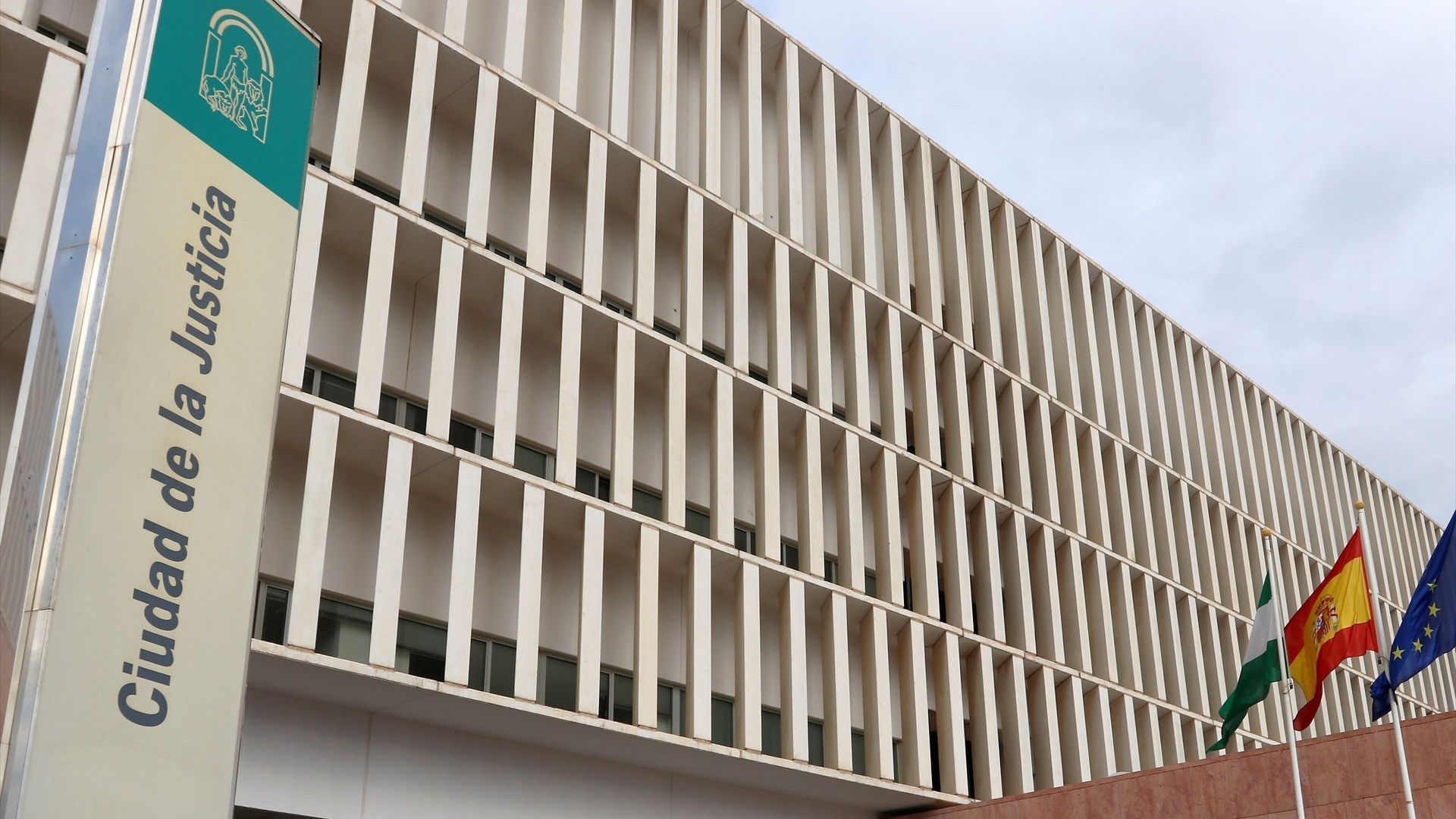 Vista general de la fachada principal de la Ciudad de la Justicia.