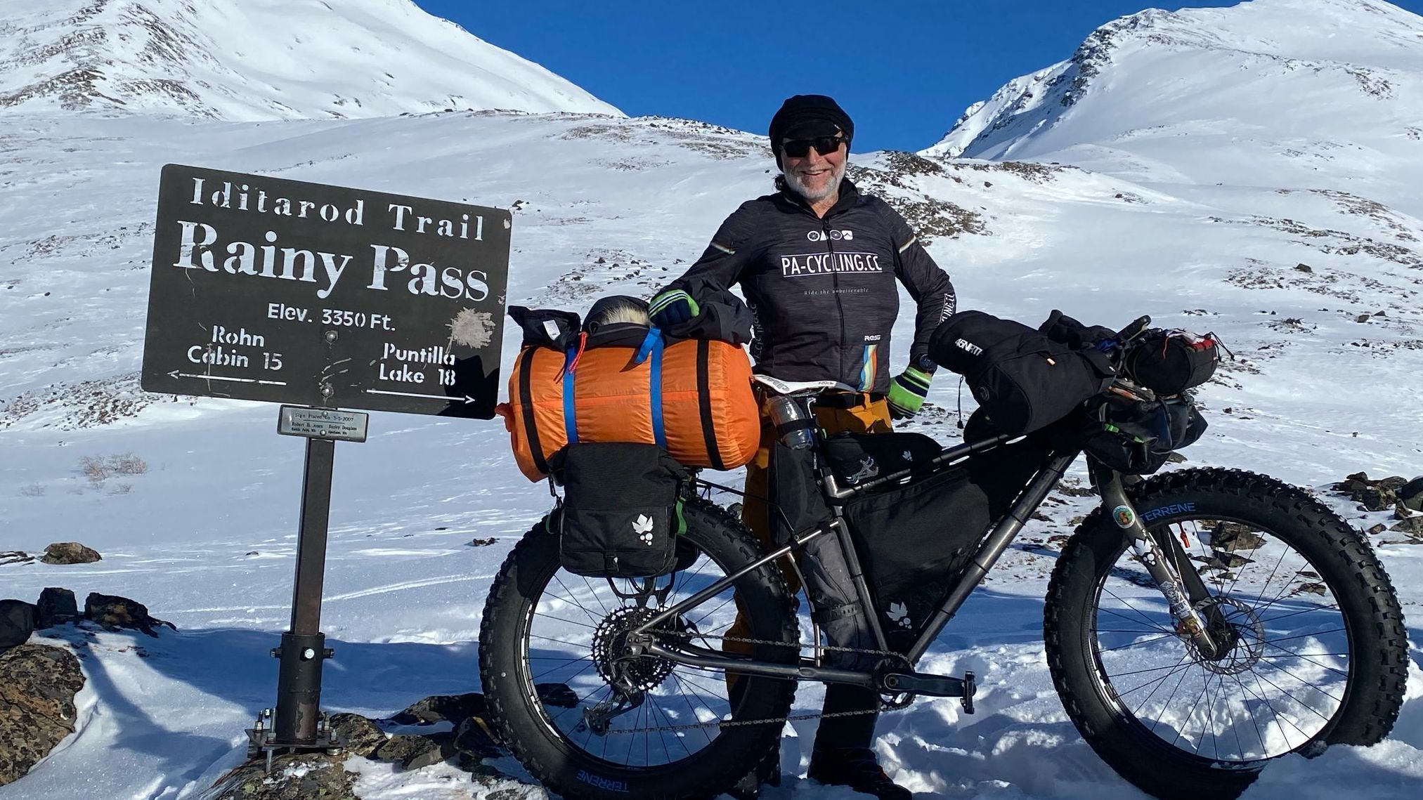 Willy Mulonia, con su bici, durante la Iditarod 2025