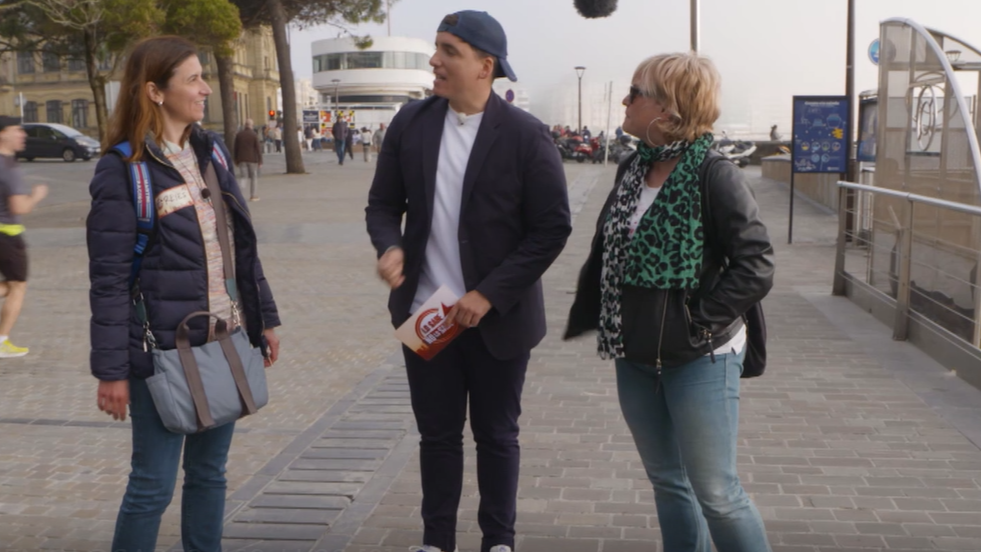 Xuso Jones se atreve con unas clases de vasco por las calles de San Sebastián
