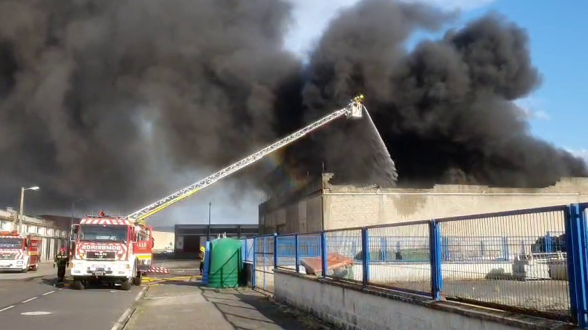 Arde una nave de Profand en el puerto de Sada