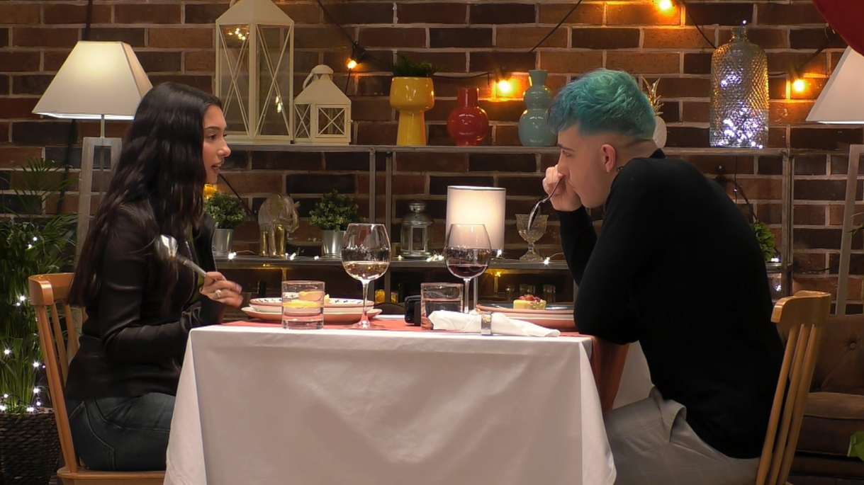 BB Trickz y Guxo durante su cene en 'First Dates'