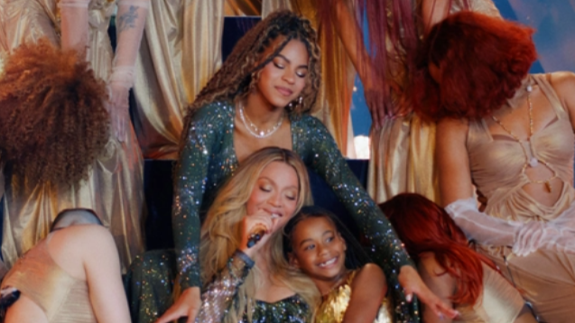 Beyoncé en el concierto con sus hijas, Blue Ivy y Rumi