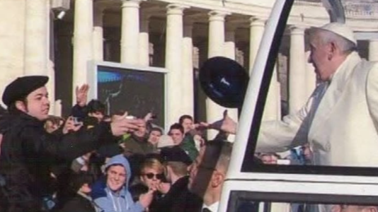 Borja Bilbao le lanzó la txapela al Papa al paso del papa móvil
