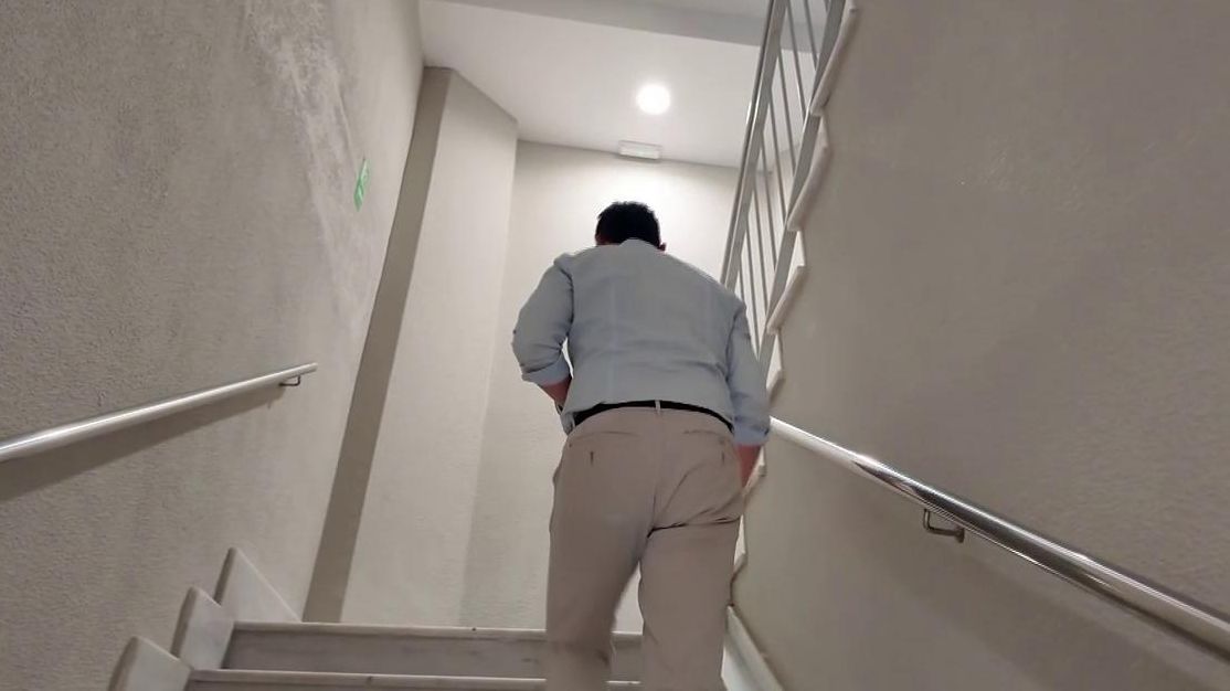 El Día Mundial sin Ascensor, los beneficios de subir andando las escaleras, como tuvo que hacer la gente con el apagón.