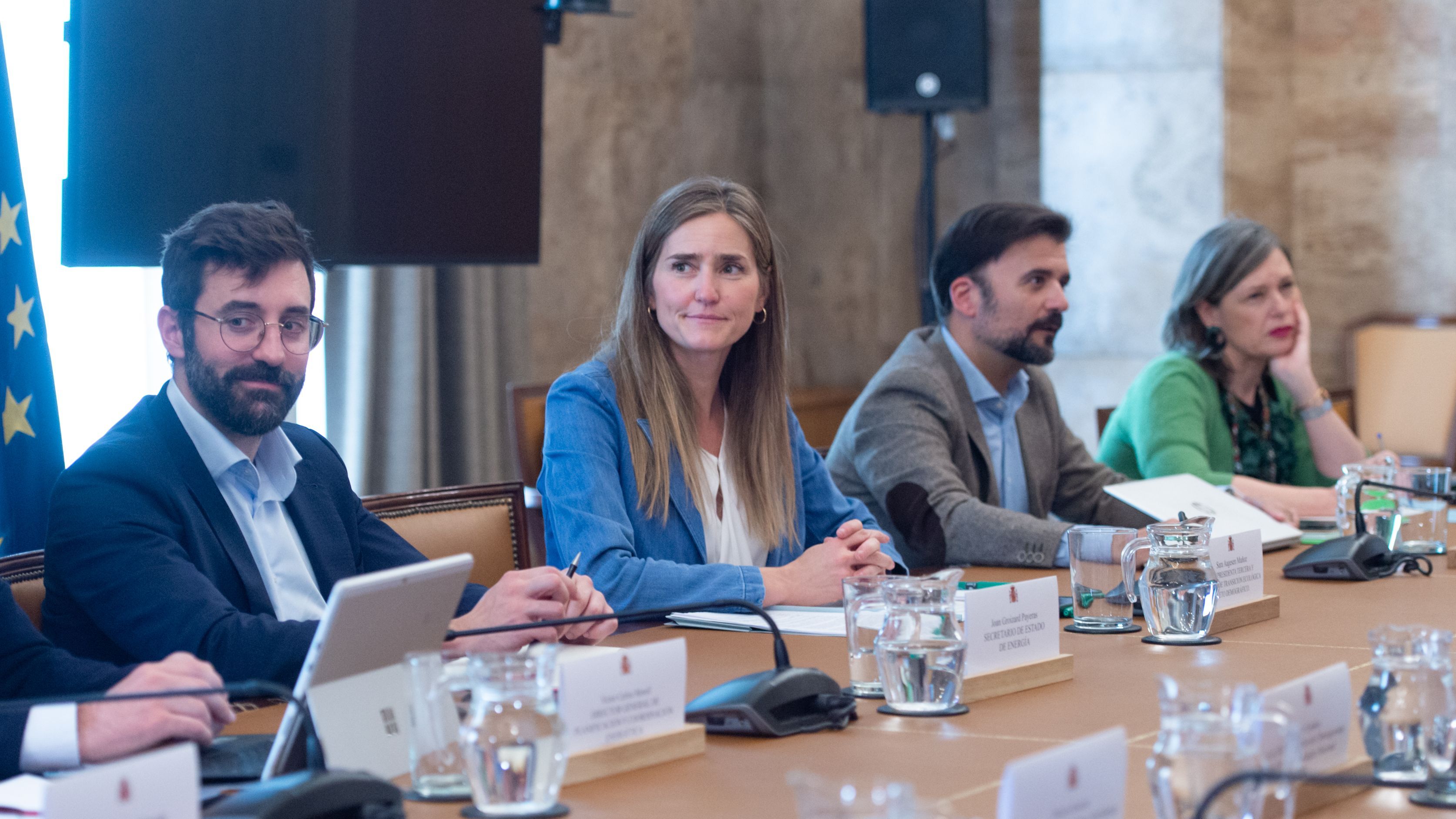 El Gobierno explica que los cortafuegos previstos por el sistema eléctrico actuaron, pero la desconexión masiva los superó El Gobierno explica que los cortafuegos previstos por el sistema eléctrico actuaron, pero la desconexión masiva los superó
