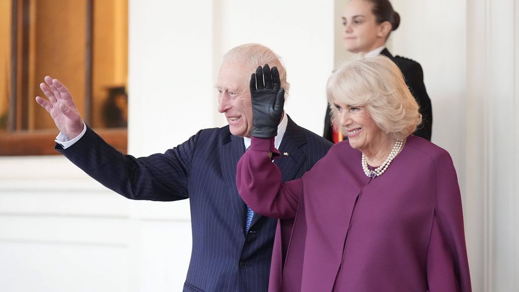 El rey de Inglaterra, Carlos III junto a Camila