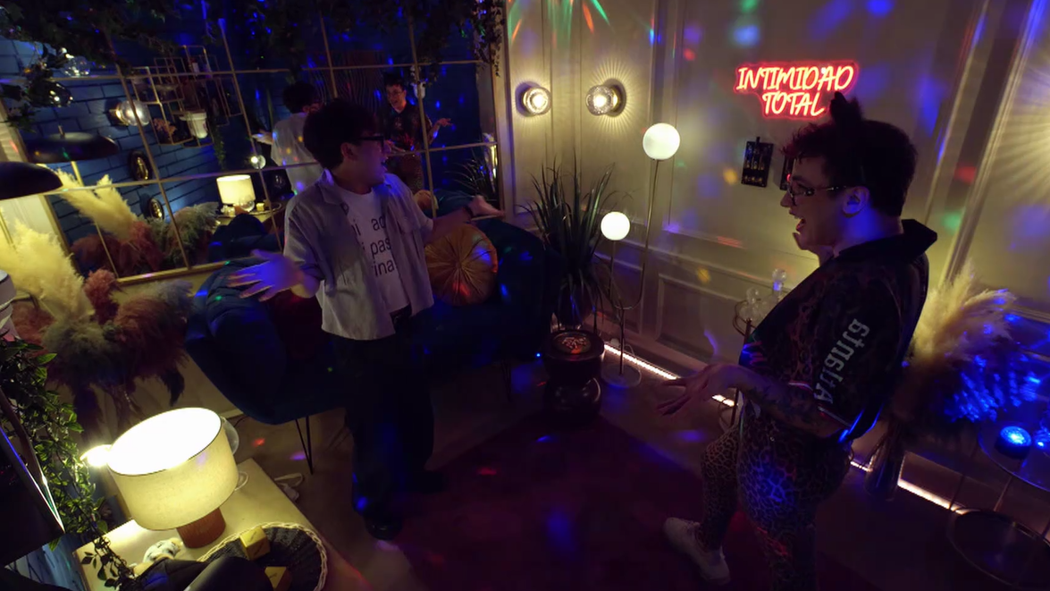 Gabriel y Aleks se dejan llevar en el reservado y hacen twerk