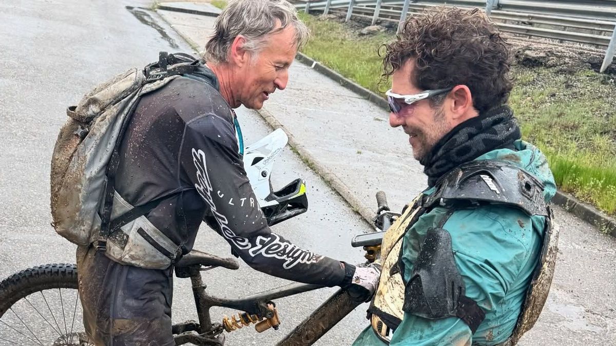 Jesús Calleja y David Bisbal en bici en León