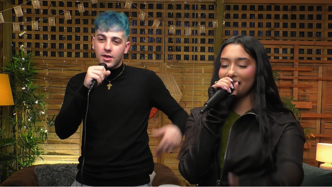 La cantante y el reggetonero cantando en el karaoke