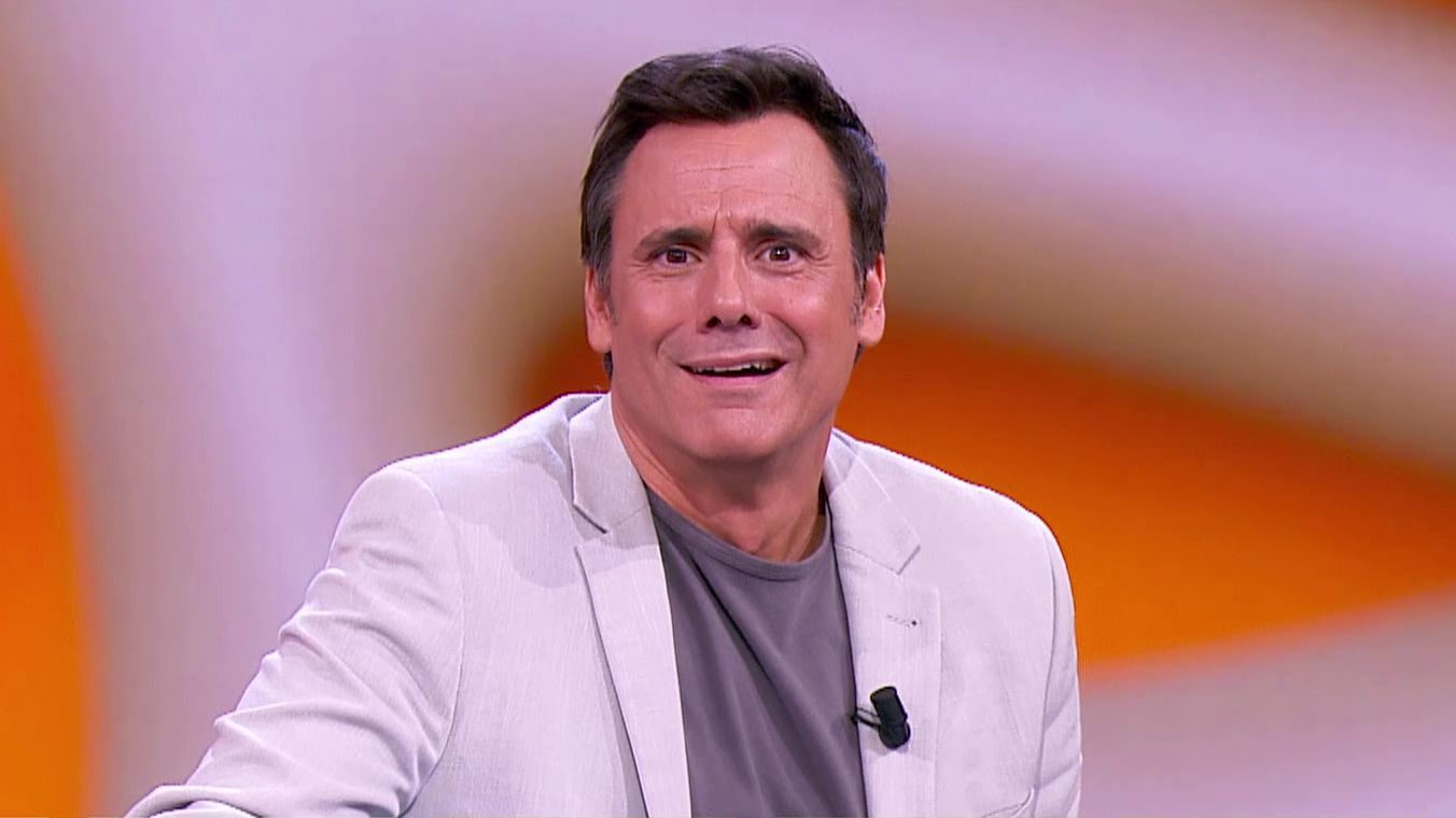 La cara de asombro de Ion Aramendi al escuchar cantar a 'Los Matemáticos': ¿Qué estáis cantando?"