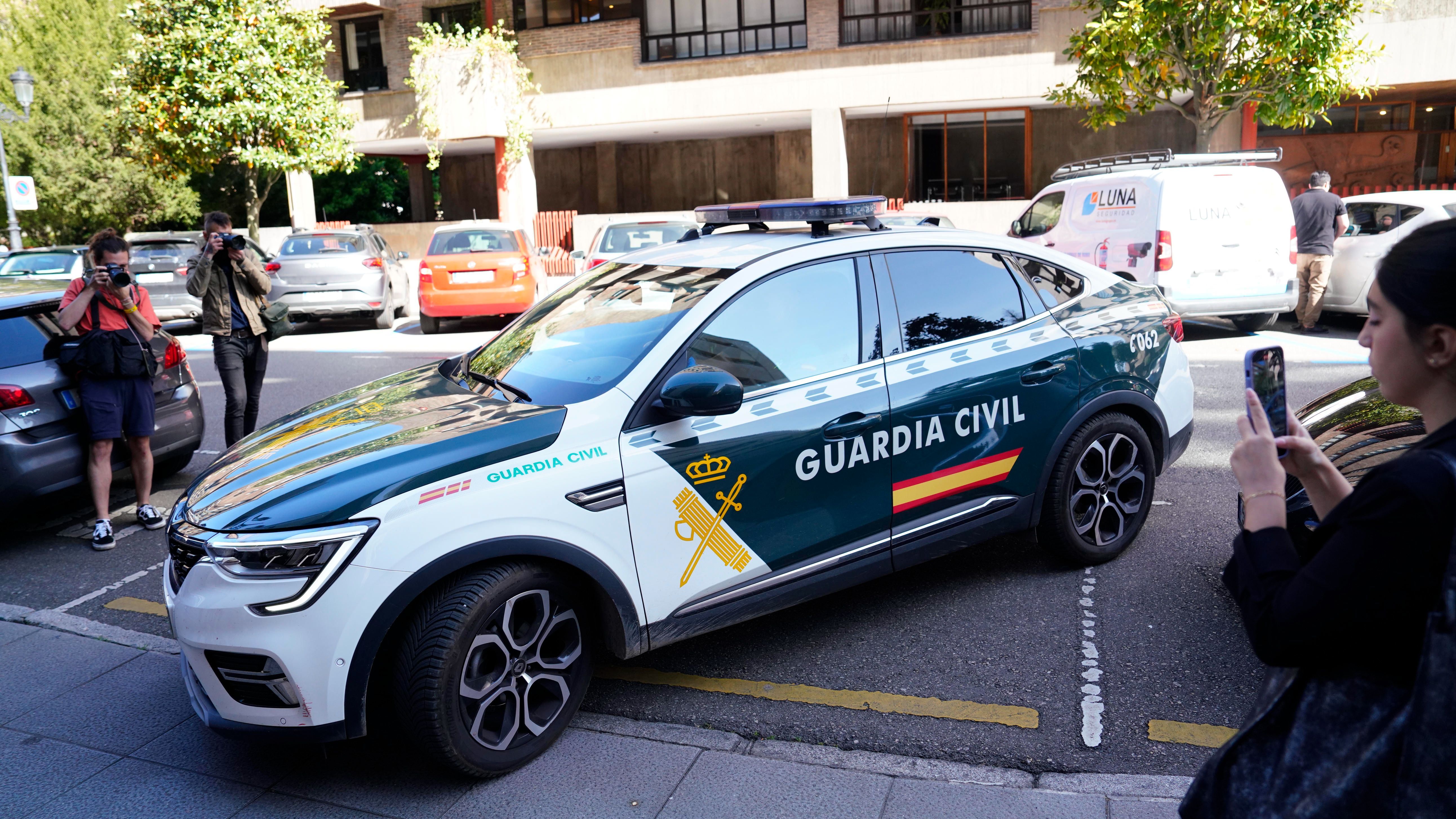 Llegada a la Audiencia Provincial del padre y madre de los niños en dos coches distintos