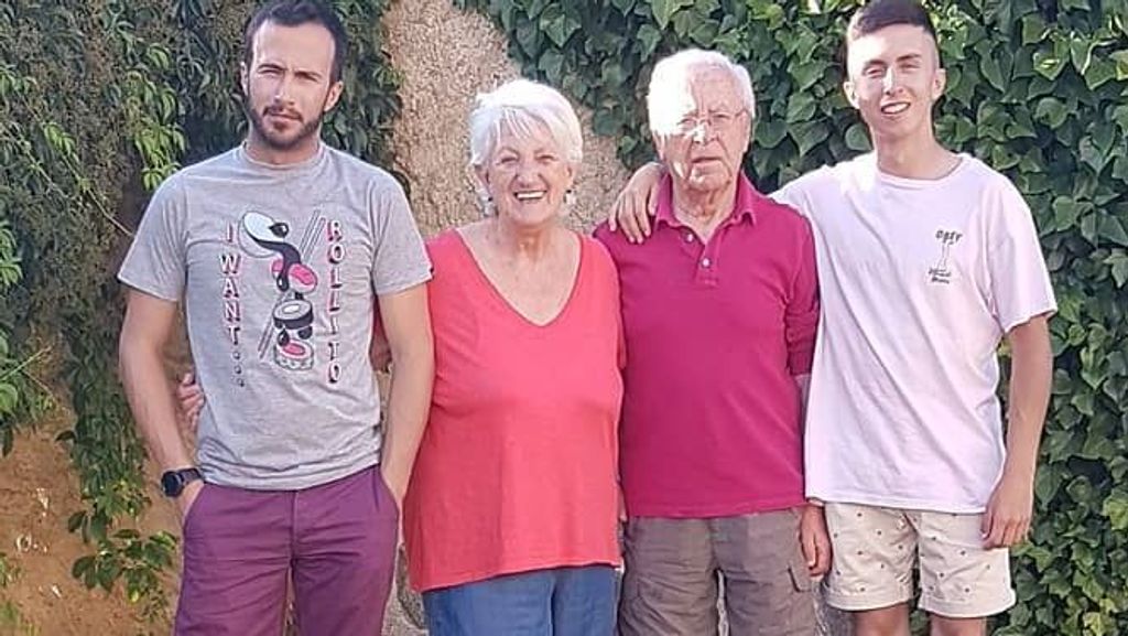 María Calleja junto a su marido y a sus nietos, hijos de su fallecido hijo Julián