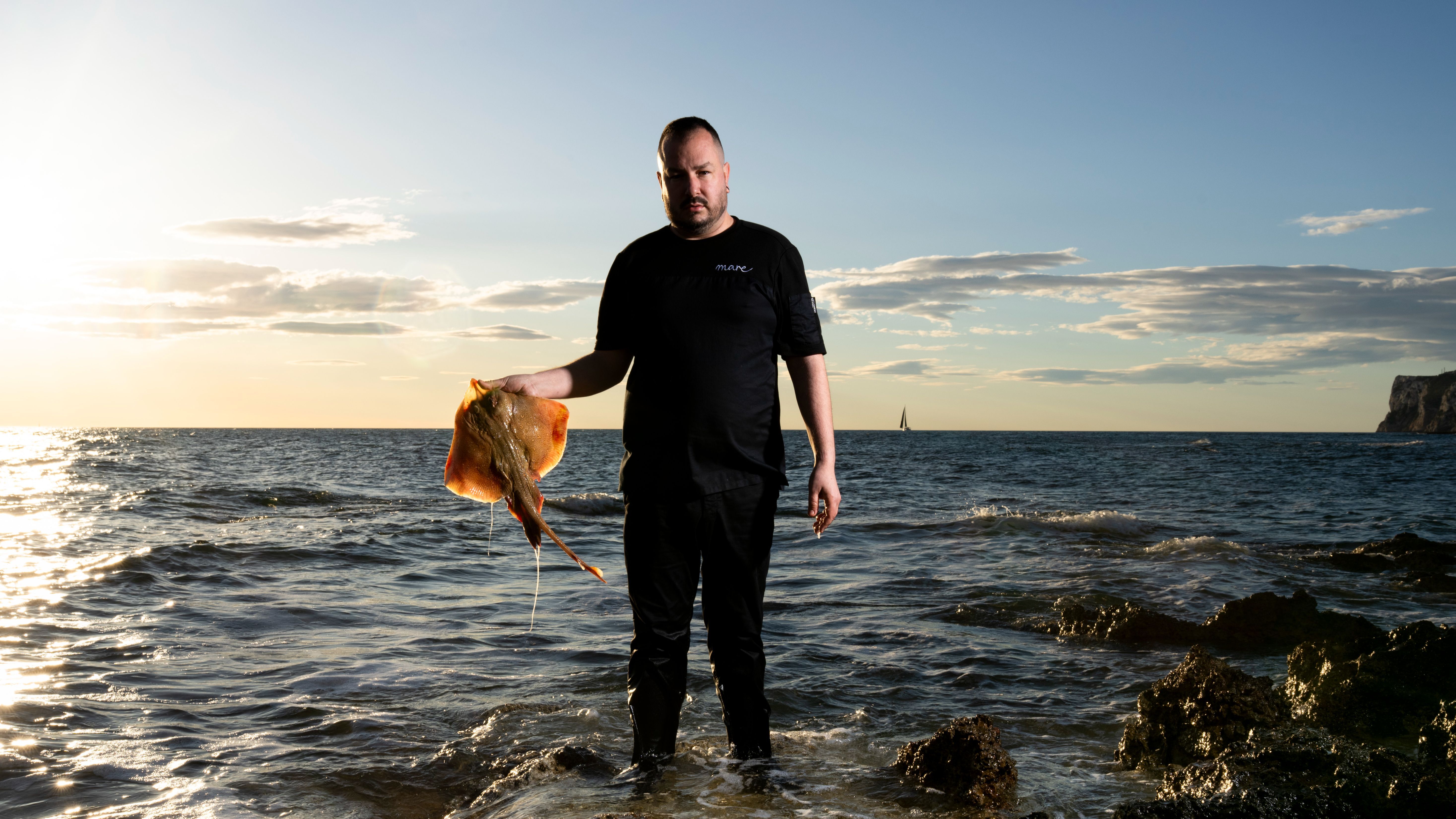 Miquel Gelabert posa en la orilla del mar