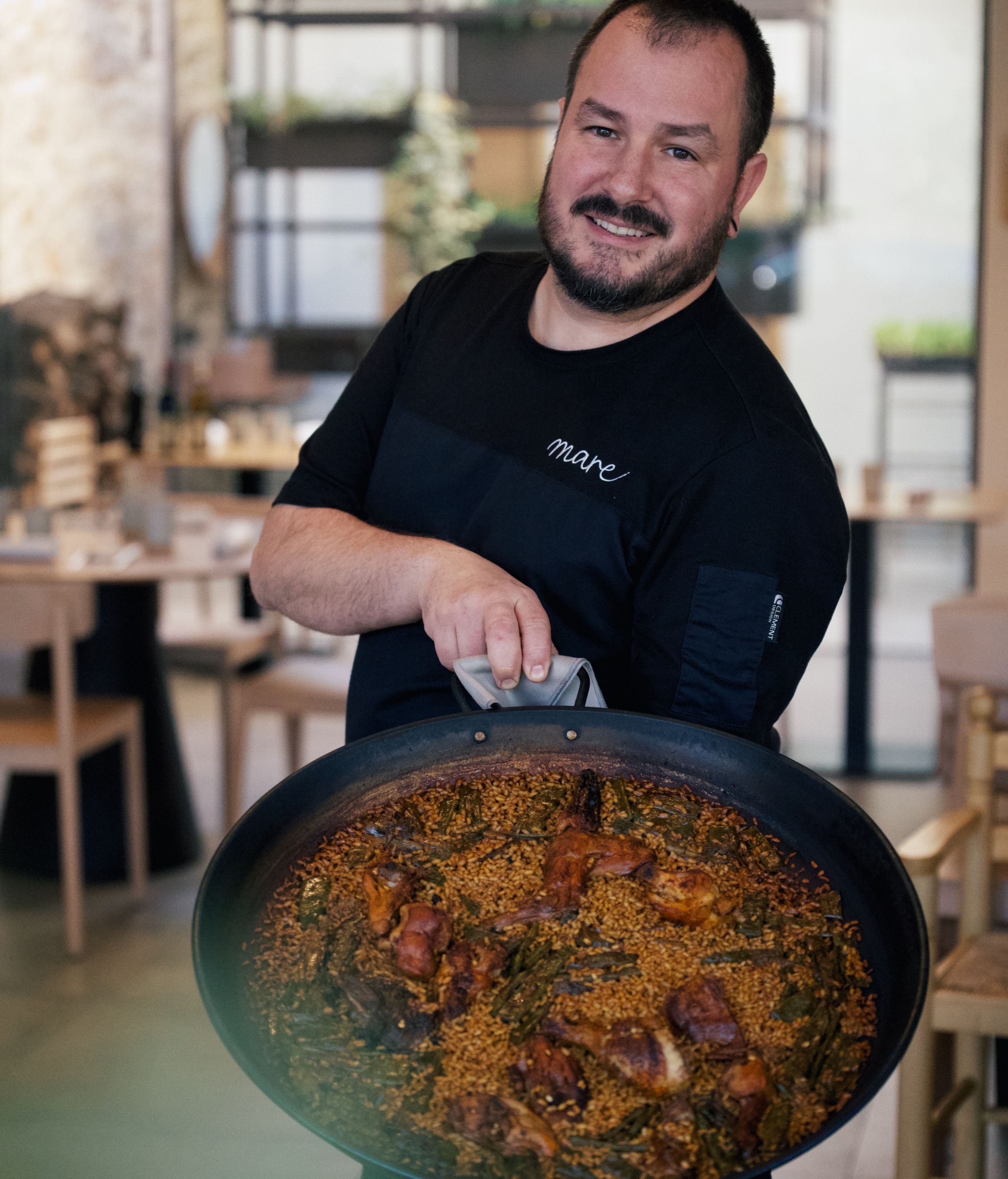 Miquel muestra uno de sus arroces en Mare