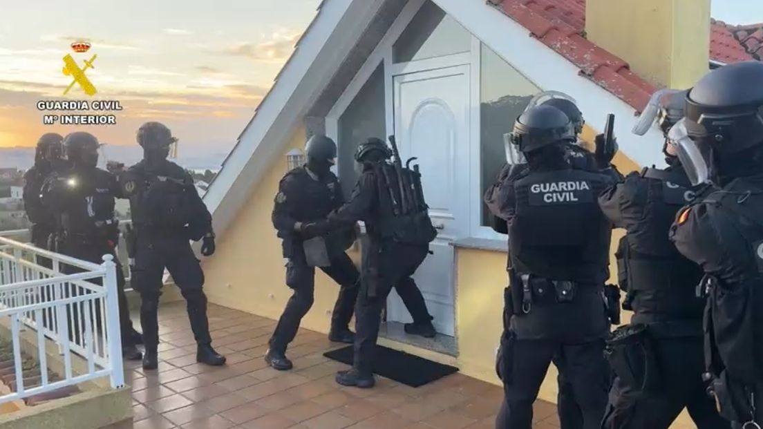 Momento en el que la Guardia Civil entra en la casa donde se escondían los tres detenidos Momento en el que la Guardia Civil entra en la casa donde se escondían los tres detenidos