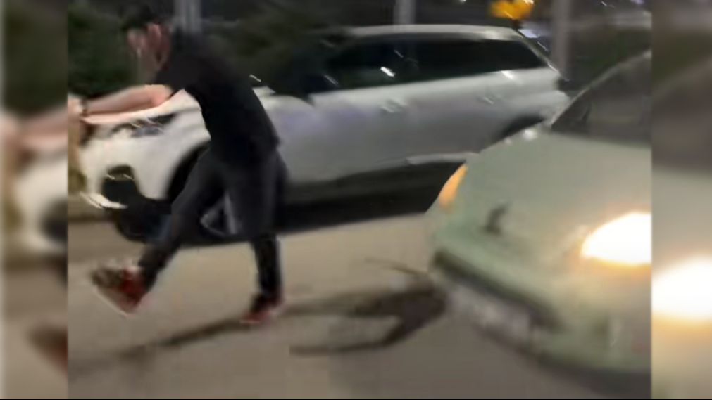 Momento en el que un coche entra en escena para terminar arrollando al joven tiktoker