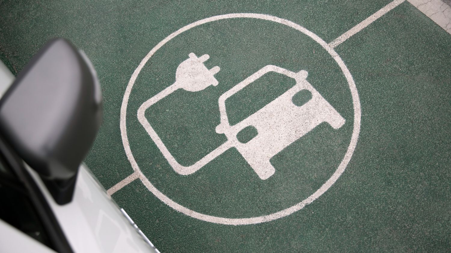 Recargar en la vía pública lidera las multas a los eléctricos