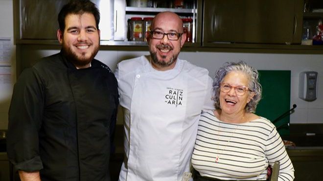 Rubén Sánchez-Camacho, chef de Epílogo, posando con su madre y su hijo