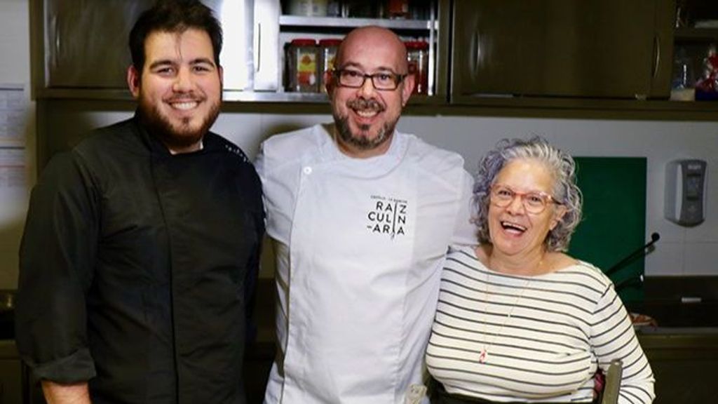 Rubén Sánchez-Camacho, chef de Epílogo, posando con su madre y su hijo