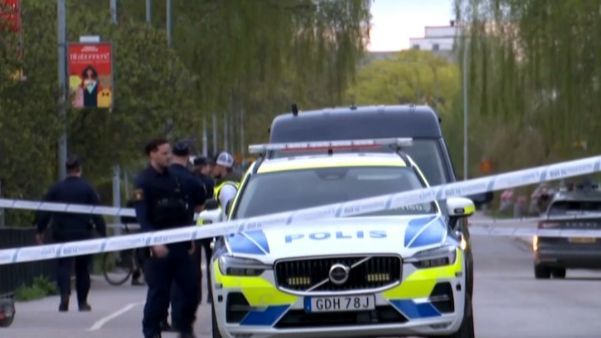 Un coche policial en Uppsala, tras el tiroteo